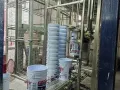 Desapilador de baldes industriales