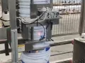 Desapilador de baldes industriales